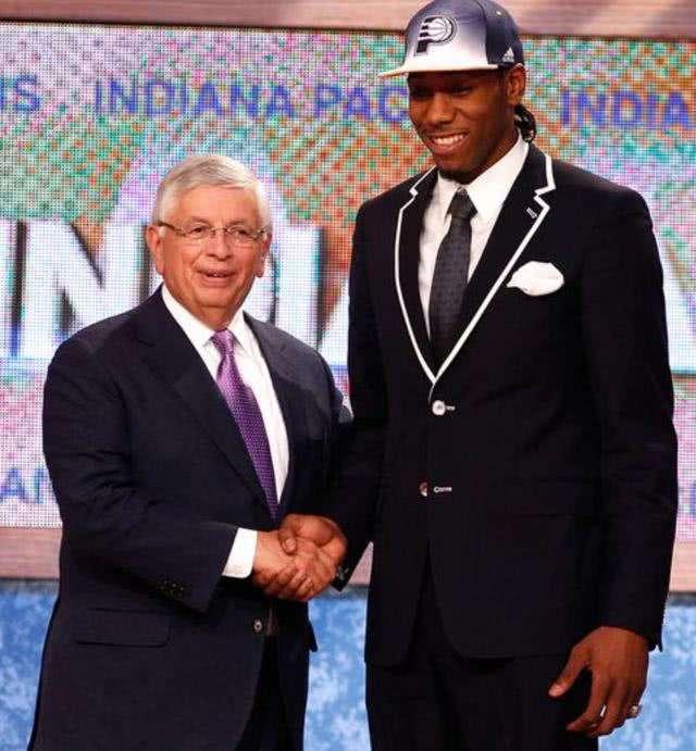 比利亚雷亚尔3-2皇家社会，莫莱罗梅开二度，阿约塞-佩雷斯建功（比利亚雷亚尔3-2力克皇家社会：莫莱罗双响，阿约塞-佩雷斯破门）