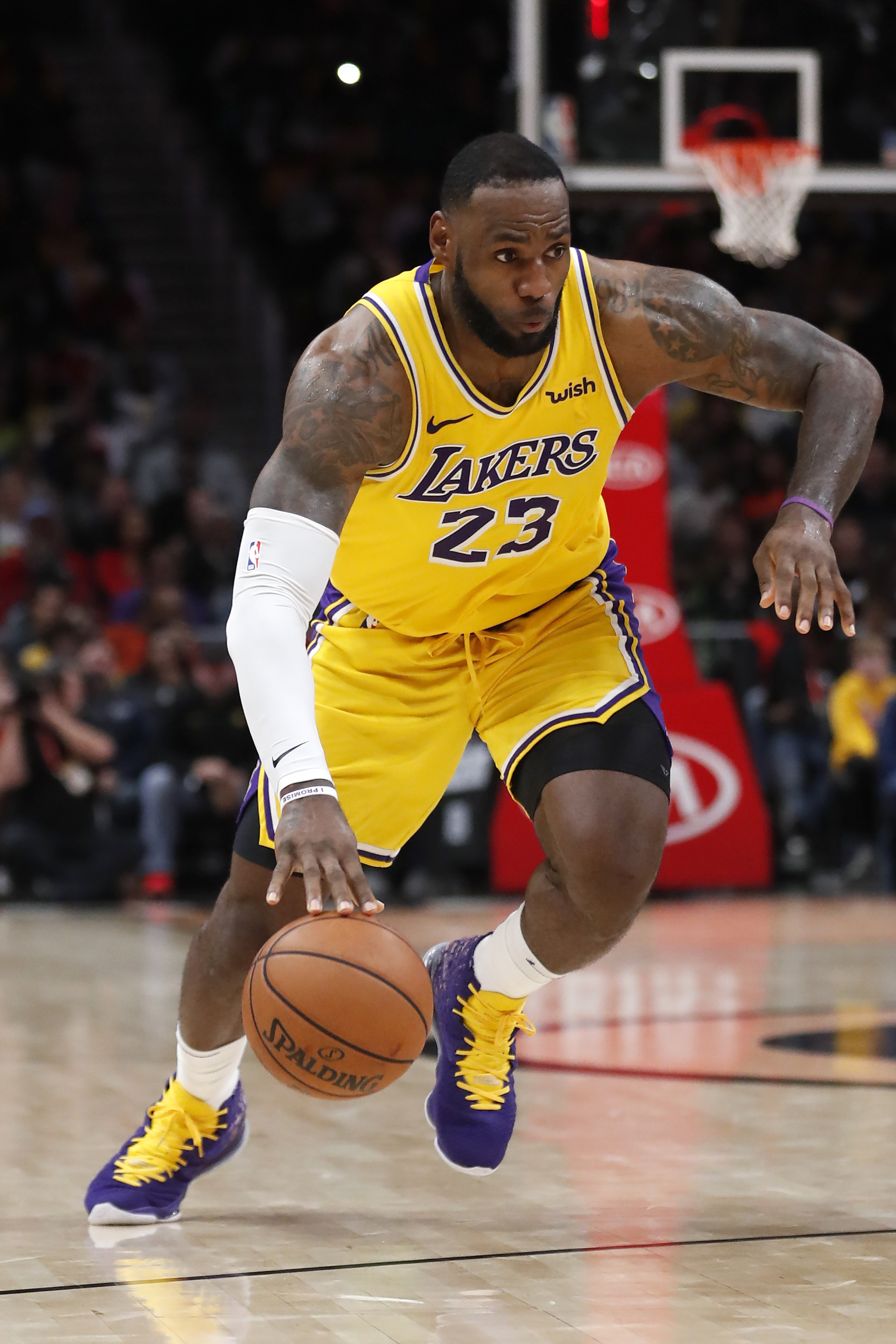 跟队：米兰双雄在为新球场找命名商，目标带来每年超2000万欧收入（队记：米兰双雄为新球场寻冠名合作，目标年收逾2000万欧元）