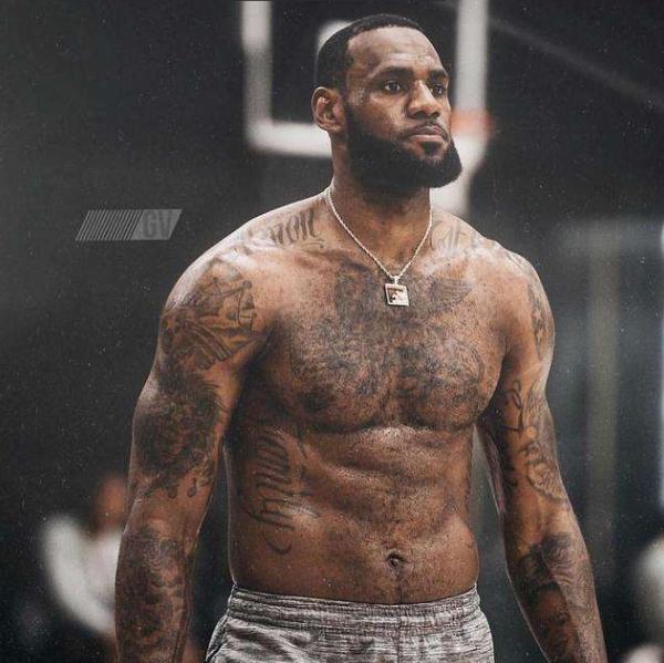 足坛U20球员转会费TOP20：姆巴佩1.8亿欧第一，菲利克斯第二（U20球员转会费前20榜：姆巴佩以1.8亿欧领跑，菲利克斯位居第二）