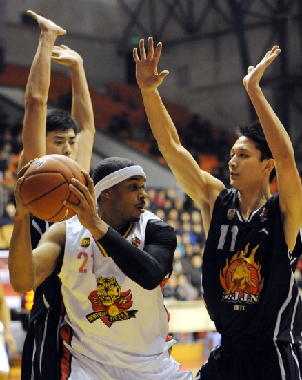 米体：法国电视台取消转播年轻人vs里尔，因前者胸前广告违规（米体：因年轻人队胸前广告违规，法国电视台取消其与里尔之战的转播）